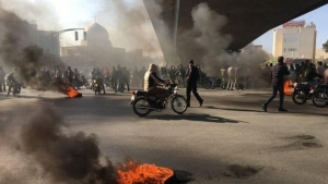 إيران: حملة عنيفة لقوات الأمن على المحتجين قتل وجرح متظاهرين بإطلاق نار؛ قطع الإنترنت على نطاق واسع