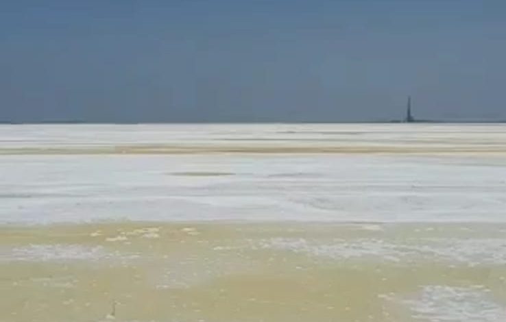 صحراء ملحية بعد الجفاف في هور العظيم تهدد حياة المواطنين الأحوازيين
